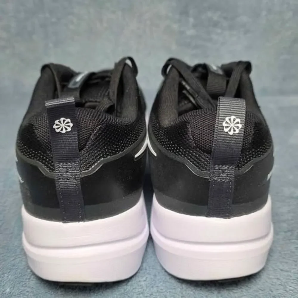 Nike Cosmic Runner Road Running Shoes Black White Size Boys 7y or Womens 8.5